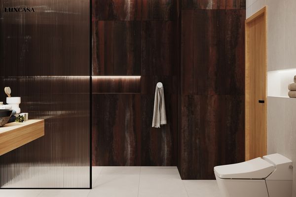 Nhà tắm cao cấp khi sử dụng gạch lát nền màu ghi kết hợp với tường màu nâu tối