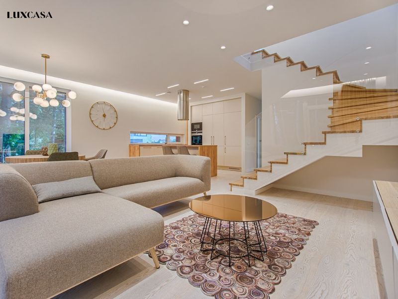 Phòng khách ngôi nhà đẹp xinh với sàn lát bằng gạch giả gỗ màu sáng tinh khôi