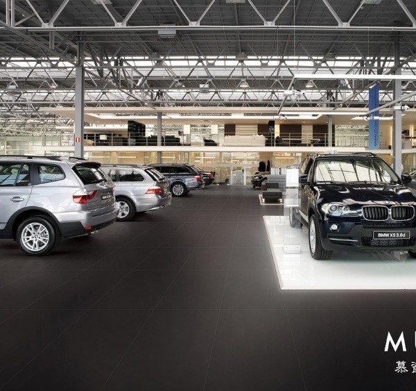 Với khả năng chịu tải trọng cực lớn, gạch đồng chất xương đá là lựa chọn tối ưu và bền bỉ nhất cho khu vực garage ô tô.