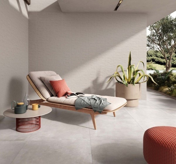 Ưu tiên gạch 60x60 cho sân nhà hàng, khách sạn để tối ưu vẻ đẹp không gian mà vẫn đảm bảo sự bền bỉ trước mật độ di chuyển cao.