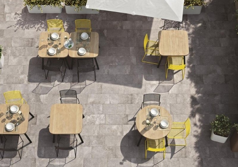 Tông màu trung tính nhã nhặn kết hợp cùng độ cứng vượt trội, đảm bảo bề mặt sân vườn bền bỉ, thách thức mọi va chạm