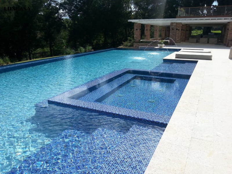 Gạch mosaic thủy tinh có độ phản sáng cao, là một sự lựa chọn bền vững và thân thiện với môi trường.
