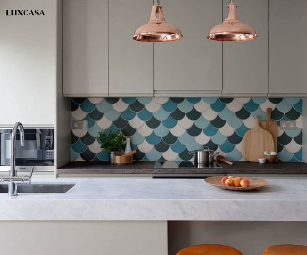 Gạch mosaic hình vảy cá với nhiều màu sắc khác nhau trên bức tường