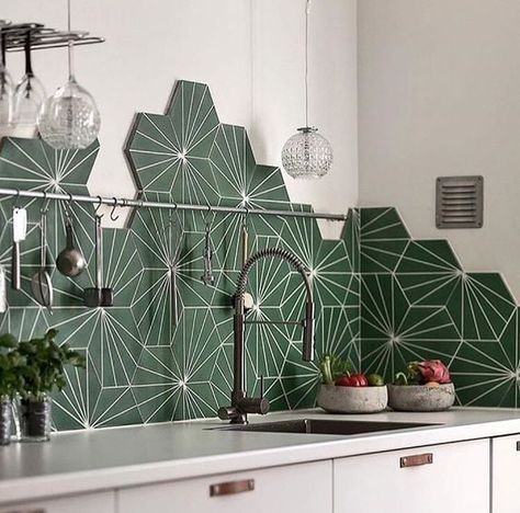 Nhà bếp sáng tạo nhờ nhiều kiểu ốp khác nhau tạo ra sự riêng biệt của gia chủ