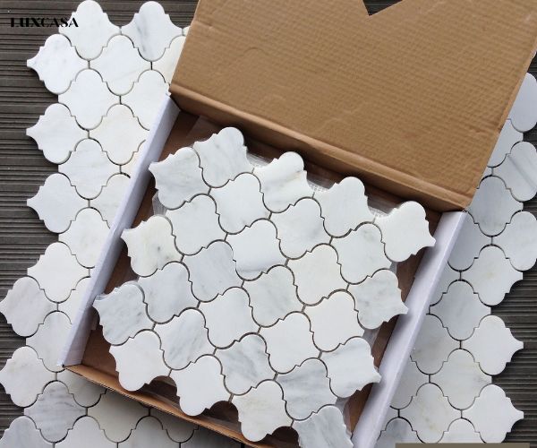 Vỉ gạch mosaic hình lồng đèn màu trắng được dùng chủ yếu để ốp tường nhà bếp