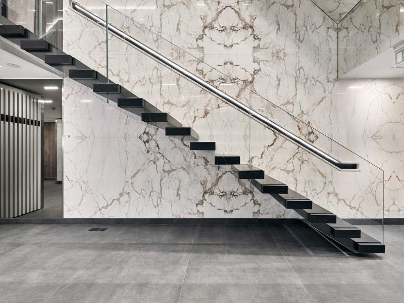 Gạch ốp cầu thang vân đá marble mang đến vẻ đẹp sang trọng và độc đáo cho không gian nội thất