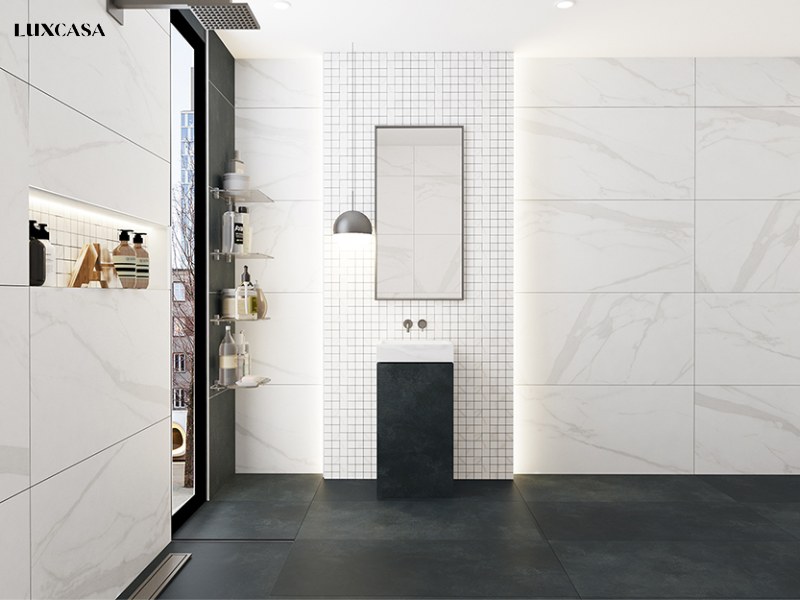 Gạch ốp nhà vệ sinh màu trắng phối với gạch nền màu đen đem lại cái nhìn ấn tượng, đây là kiểu phối đối nghịch rất thịnh hàng khách hàng có thể tham khảo cho công trình của mình