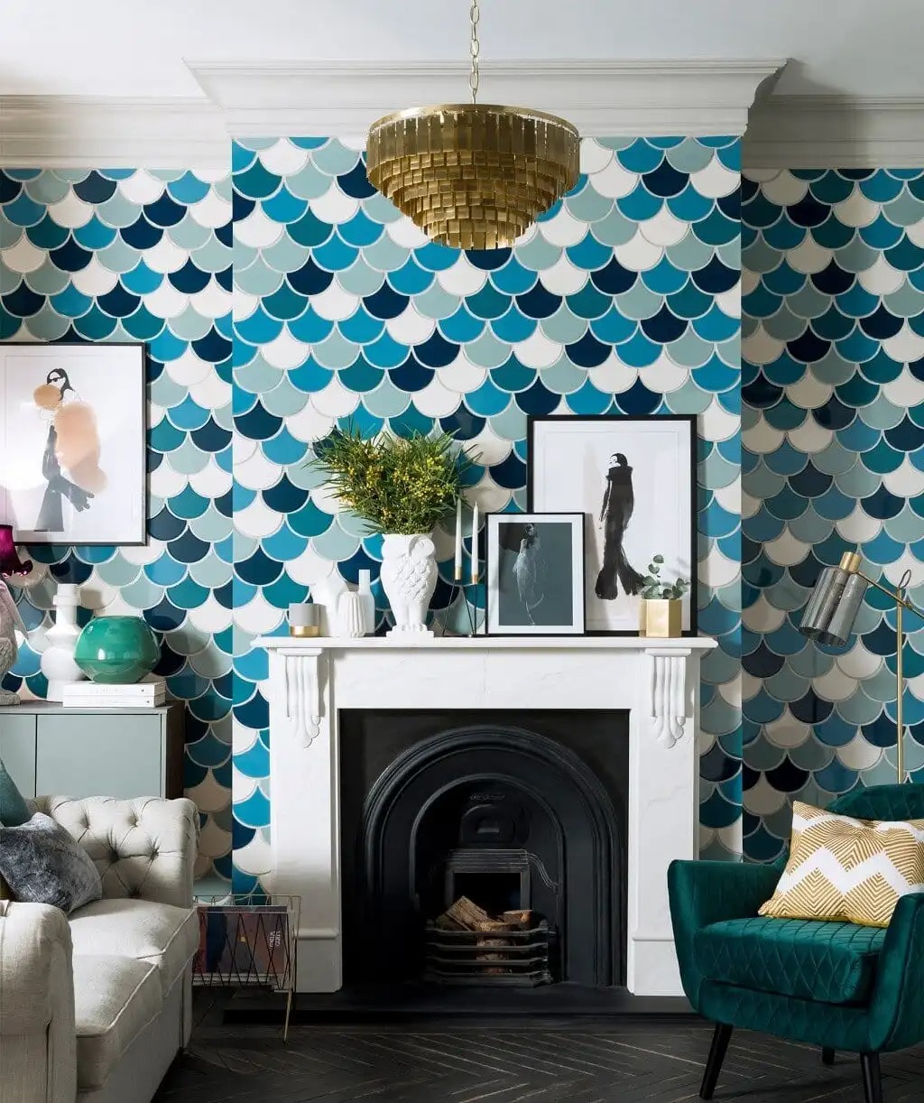 Sử dụng gạch vảy cá ốp lò sưởi kiểu phương tây trong phòng khách mang lại một không gian tươi trẻ, sống động