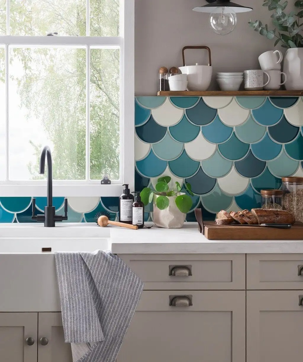 Sử dụng 5 loại gạch vảy cá khác màu nhau kết hợp một cách hài hòa tạo nên một bức tường bếp độc đáo