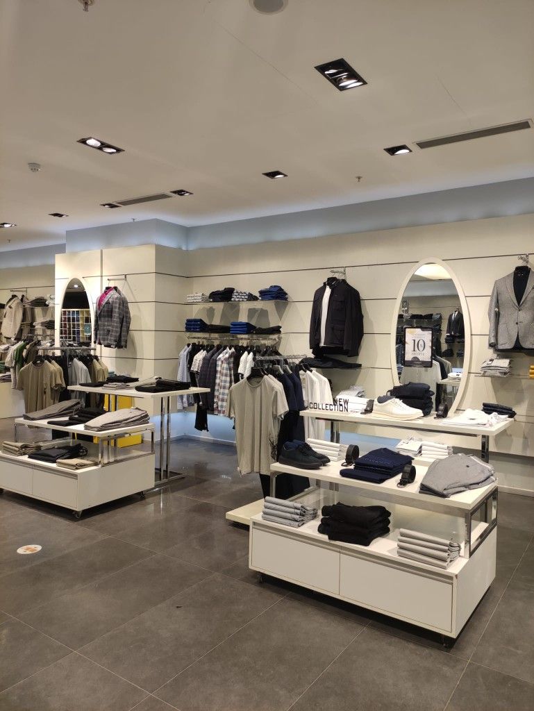 Gạch lát shop thời trang màu xám