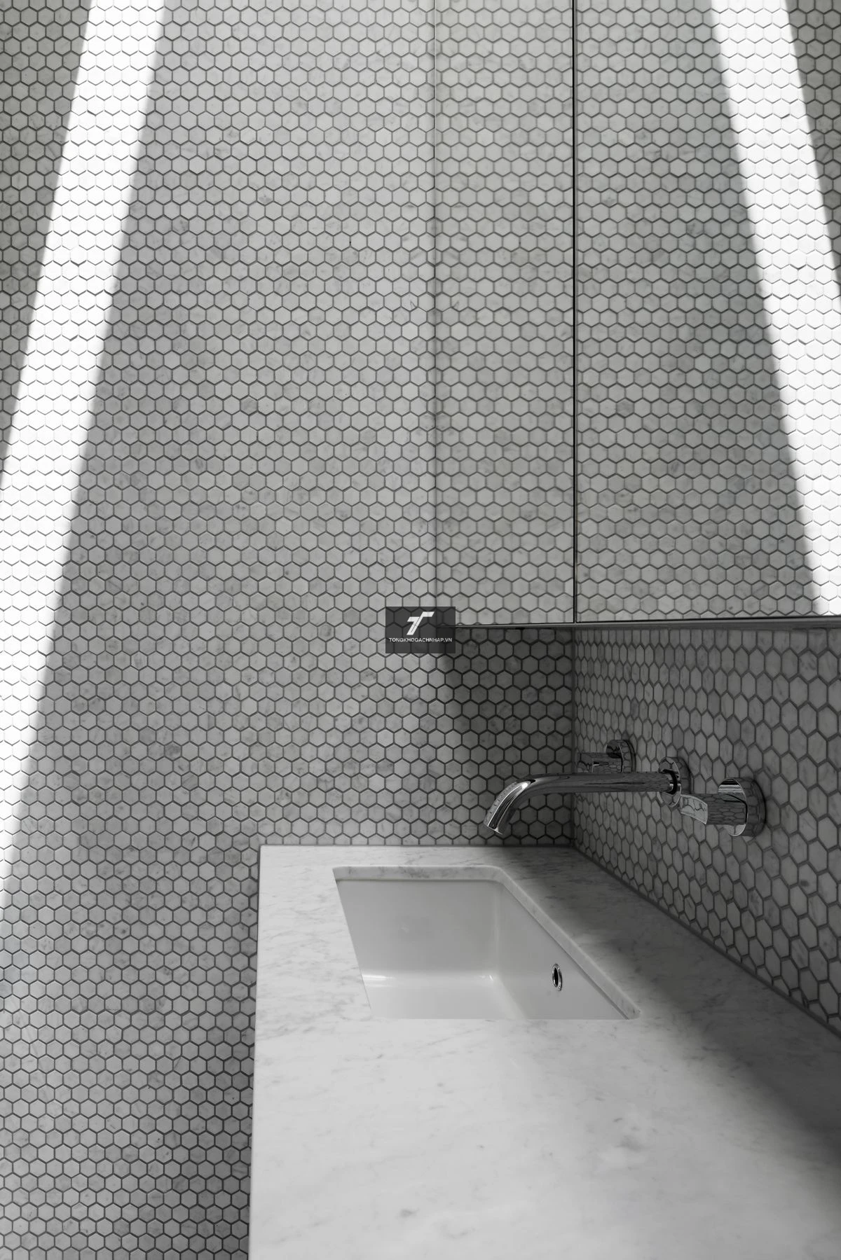 Gạch mosaic lục giác màu xám ốp khu vực rửa tay