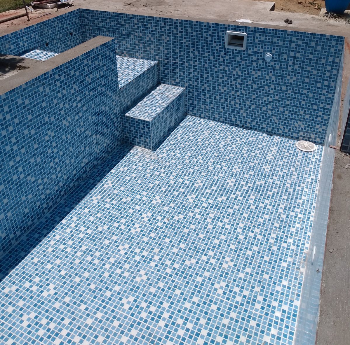 Gạch mosaic ốp bể bơi dễ vệ sinh