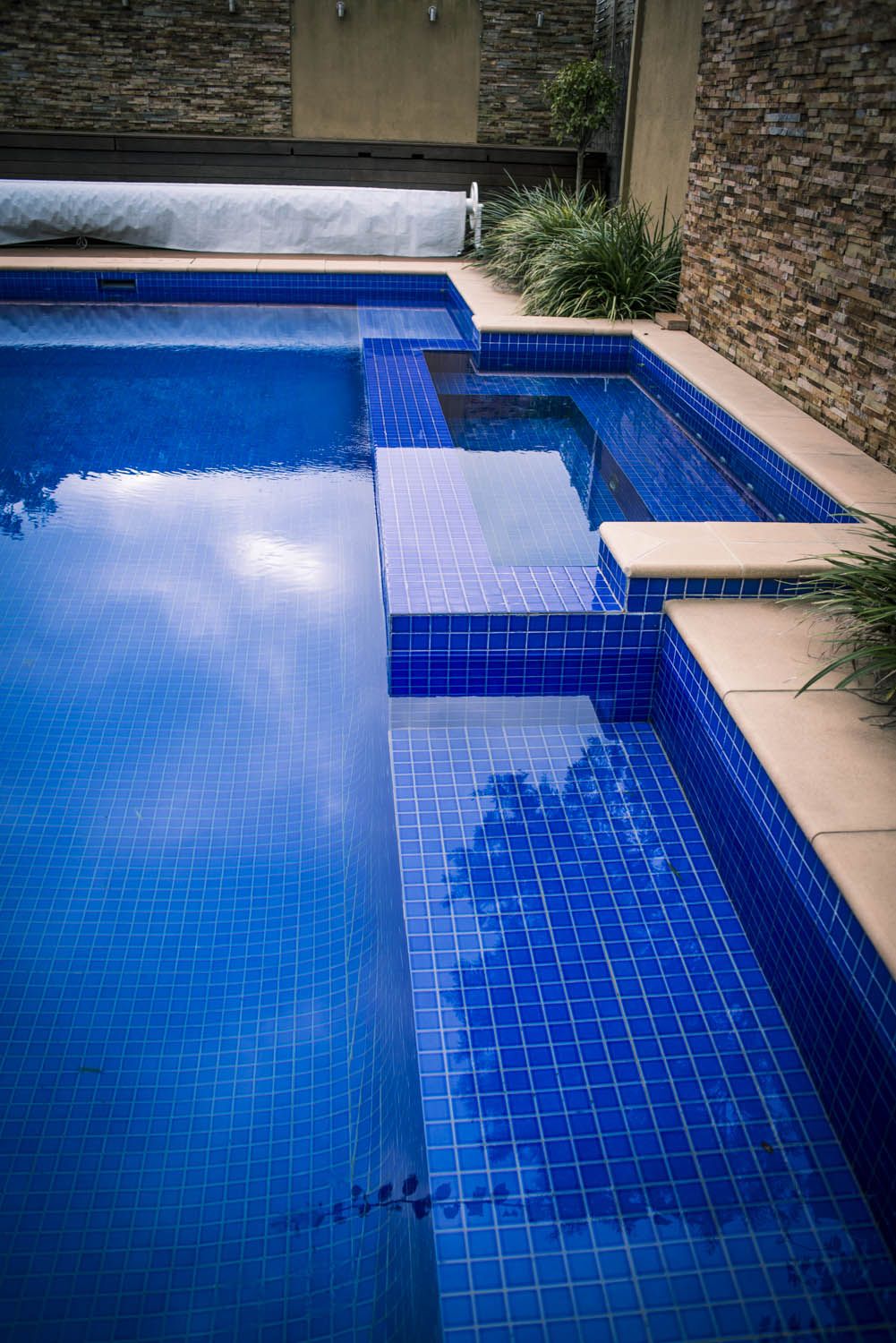Gạch mosaic ốp bể bơi màu xanh dương đậm