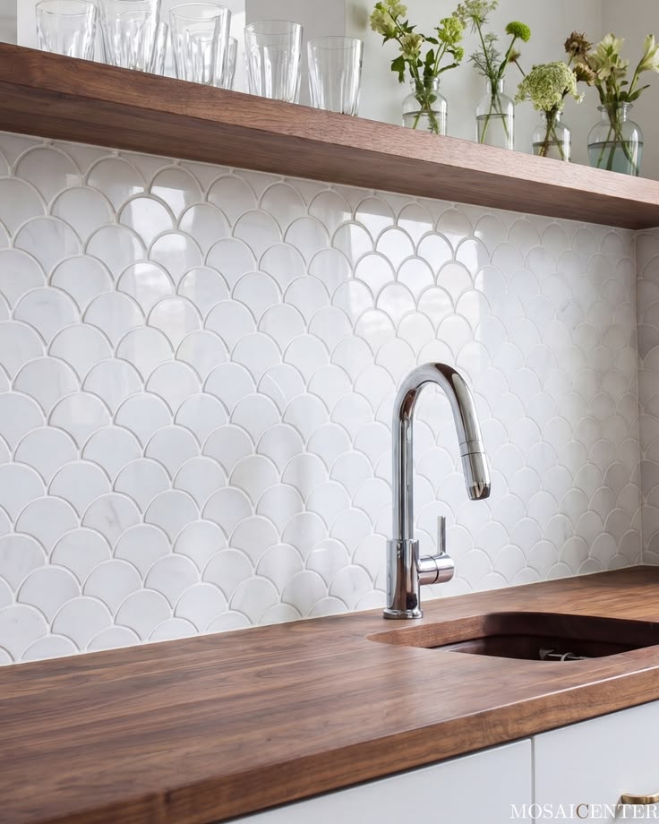Gạch mosaic vảy cá trắng ốp bếp