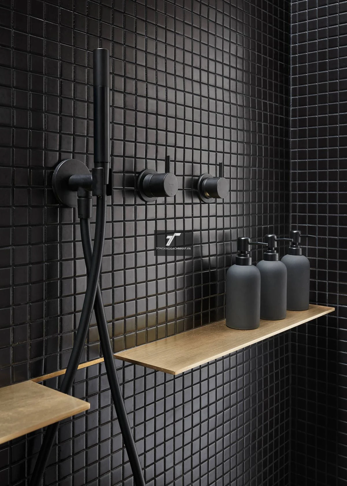 Gạch mosaic vuông đen ốp tường nhà tắm