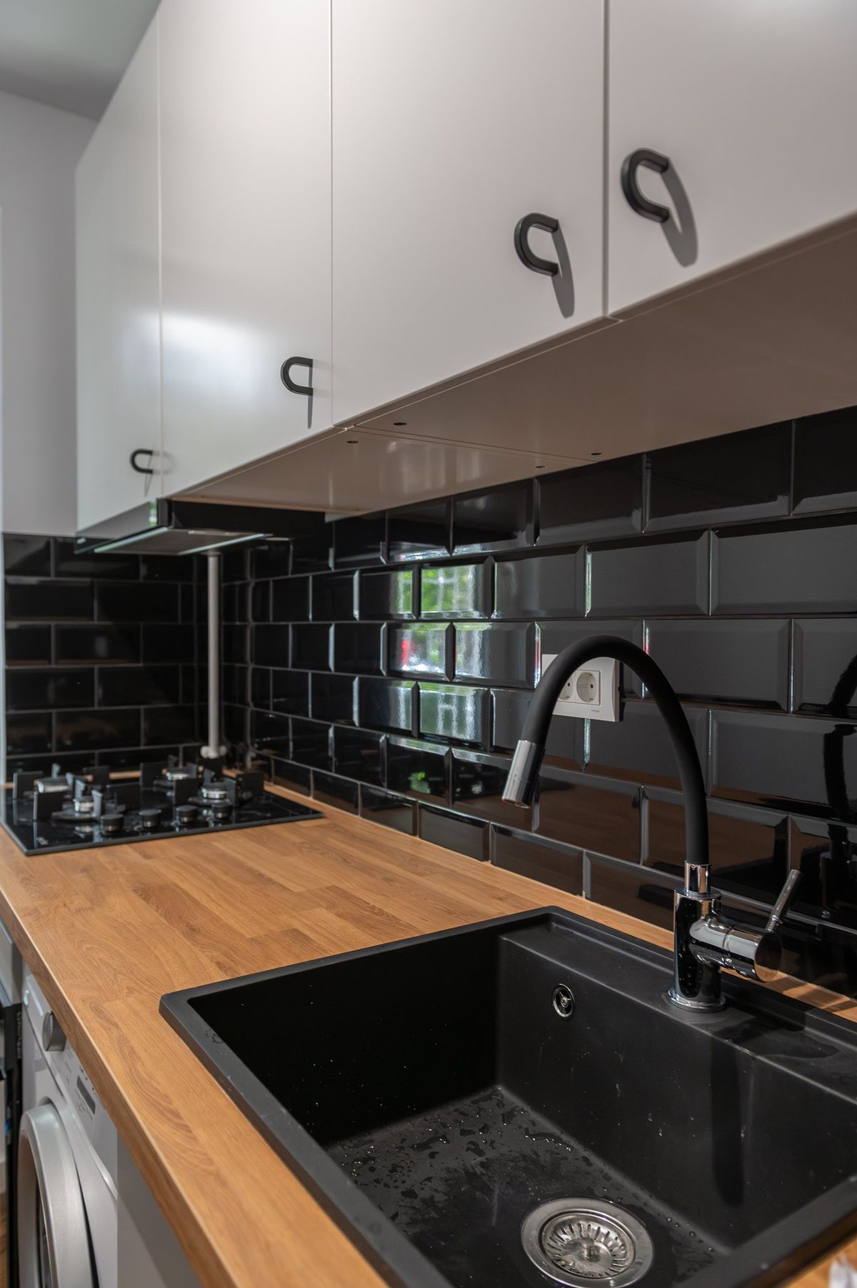 Gạch ốp bếp màu đen