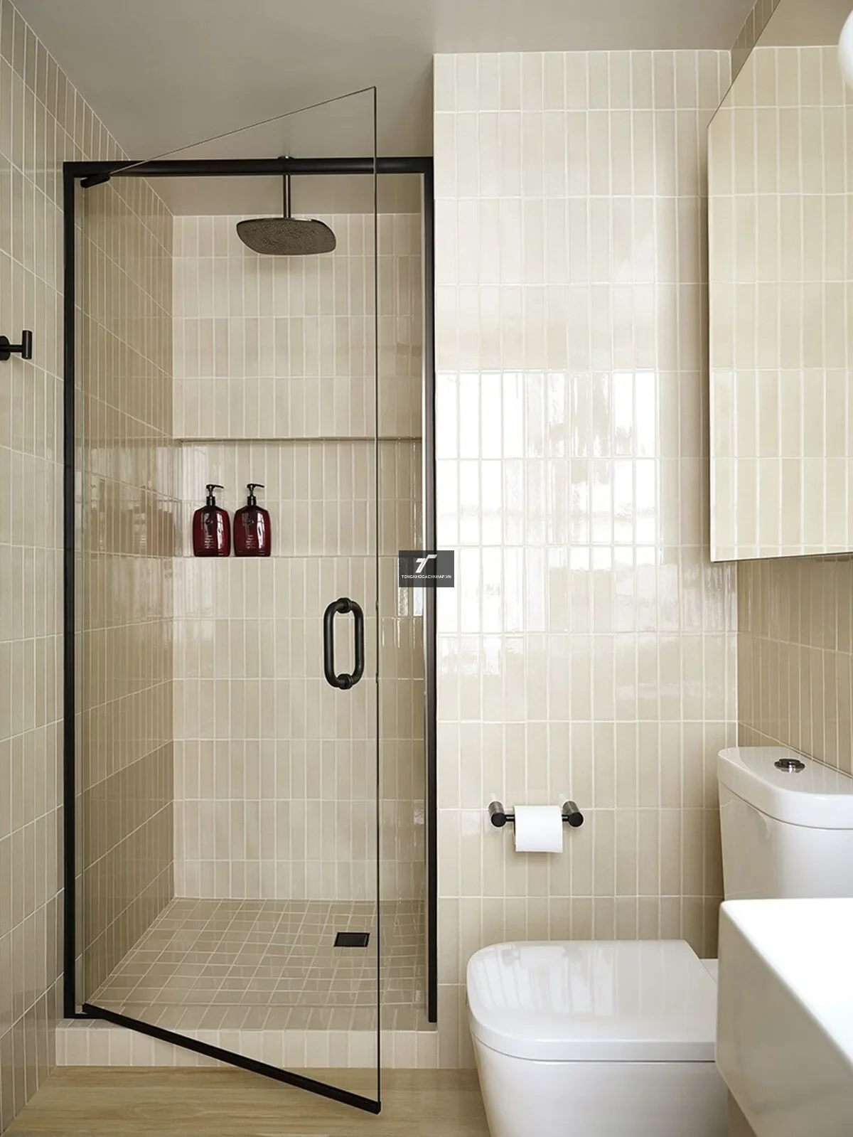 Gạch ốp buồng tắm nhỏ màu kem