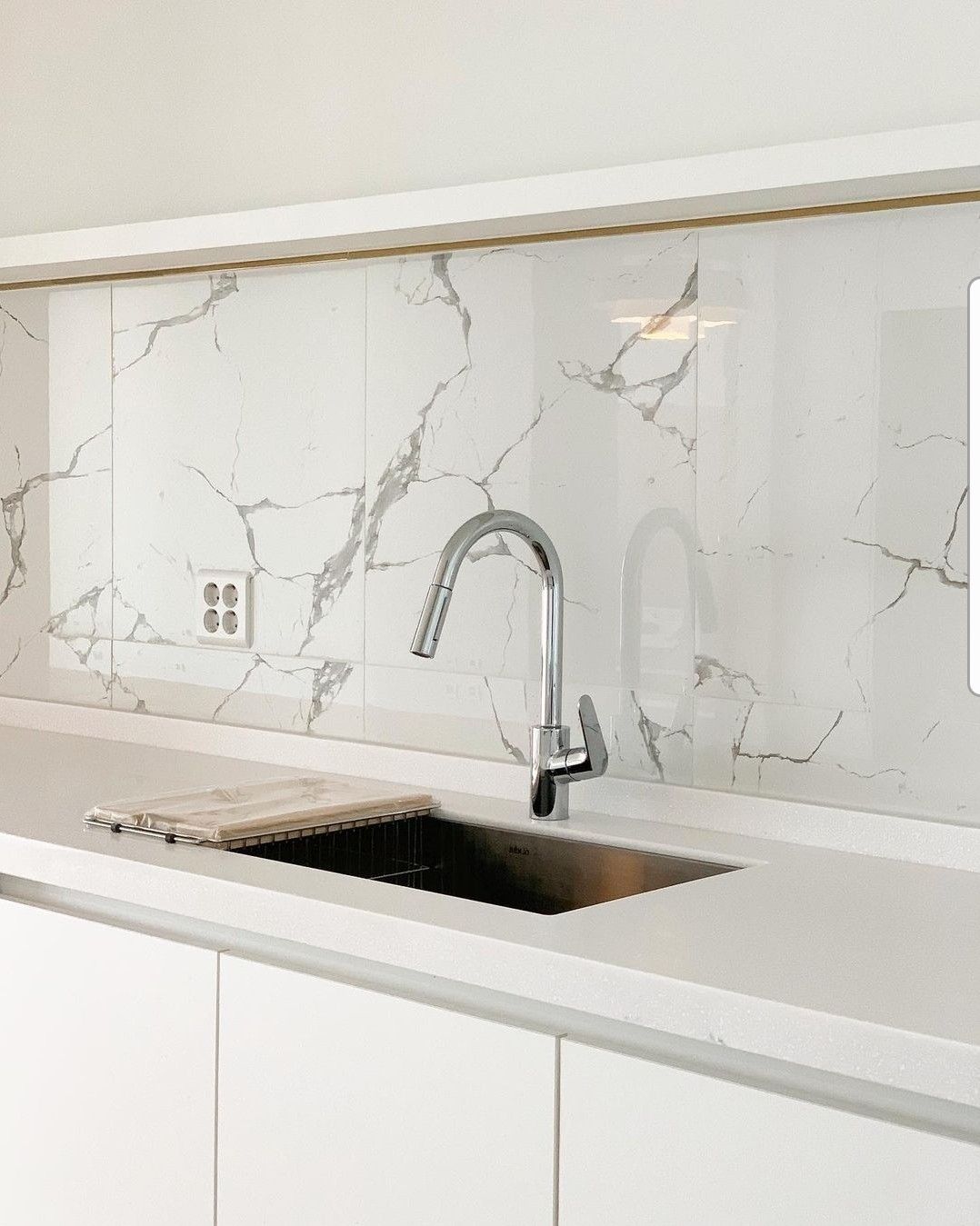 Gạch ốp tường bếp màu trắng marble