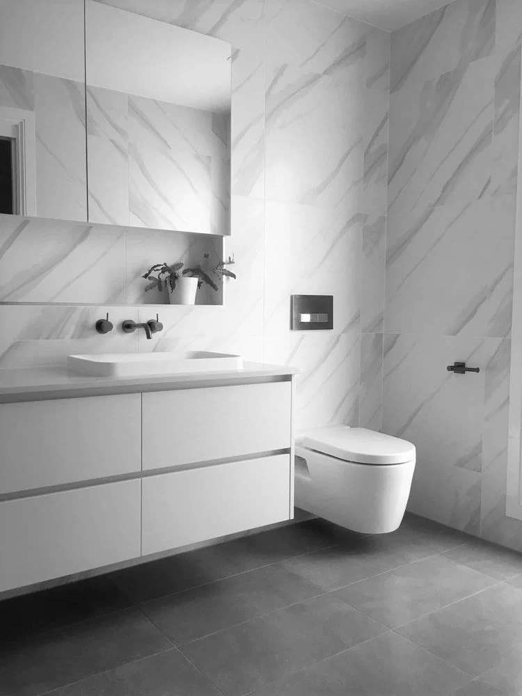 Gạch ốp tường nhà vệ sinh màu trắng vân mây