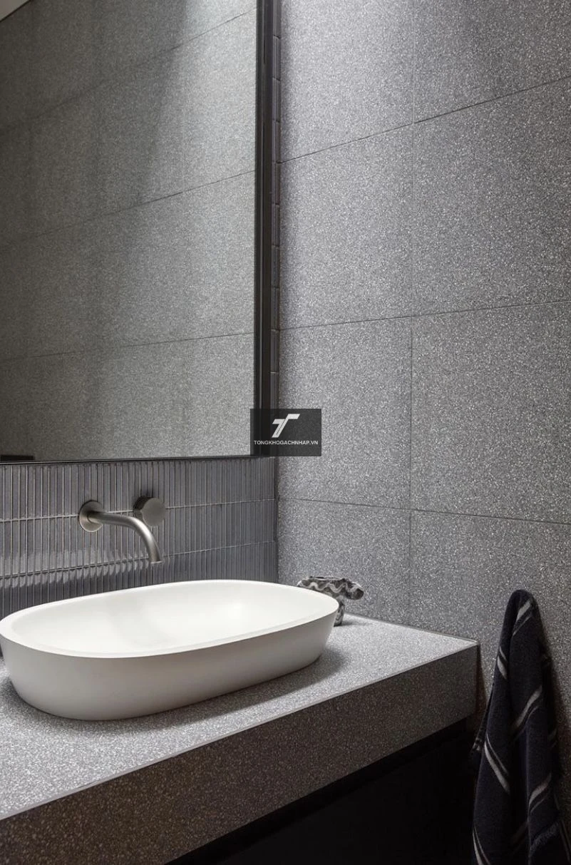 Gạch ốp wc màu xám kiểu vân terrazzo