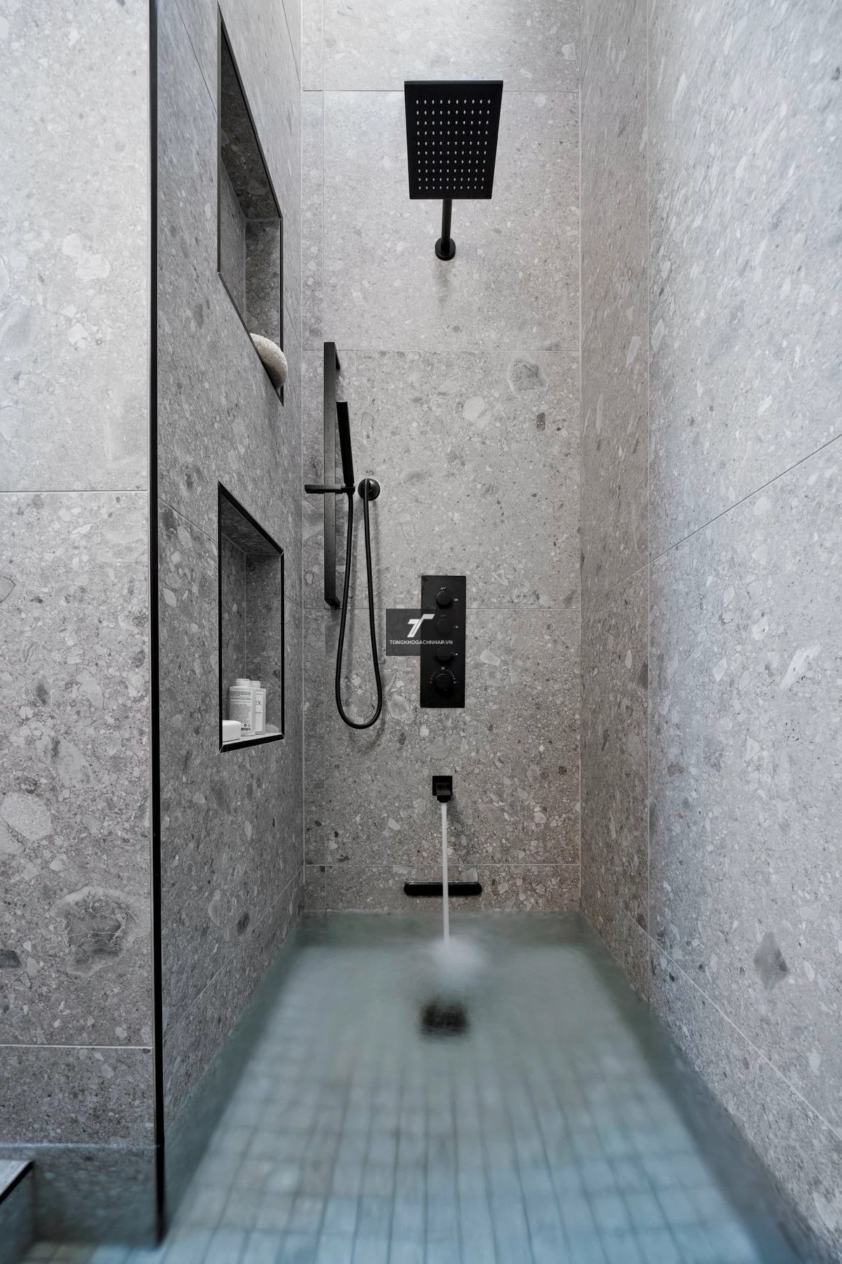Gạch ốp wc màu xám kiểu vân terrazzo