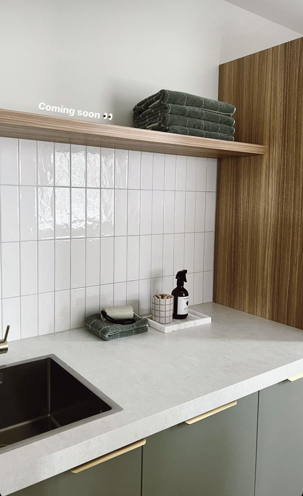 Gạch thẻ trắng ốp bếp đẹp