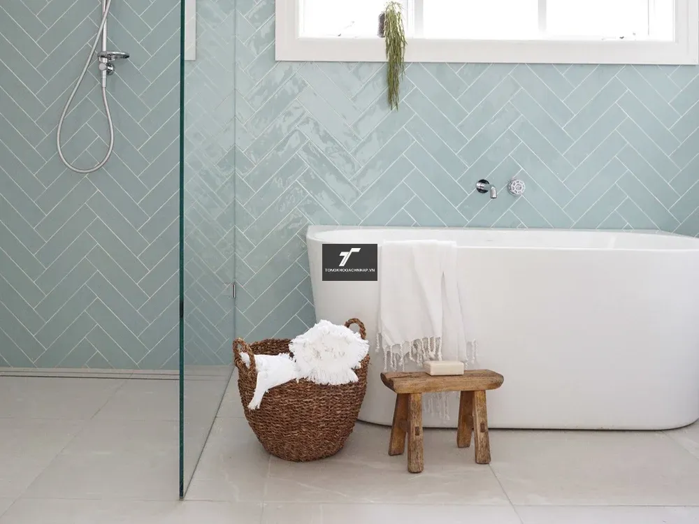 Gạch thẻ xanh lát tường kiểu xương cá trong phòng tắm