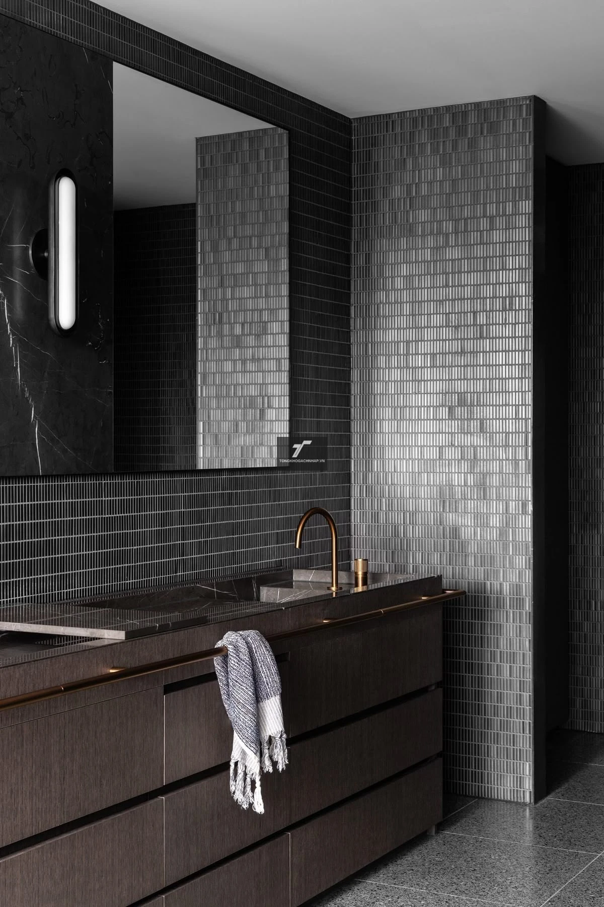 Mẫu gạch mosaic màu xám ghi ốp tường nhà tắm
