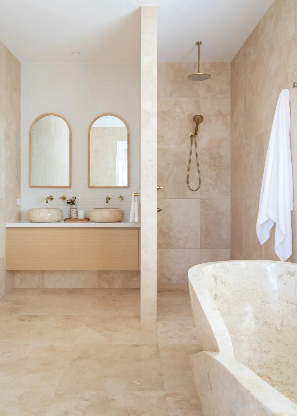 Phòng tắm lát đá travertine tuyệt đẹp