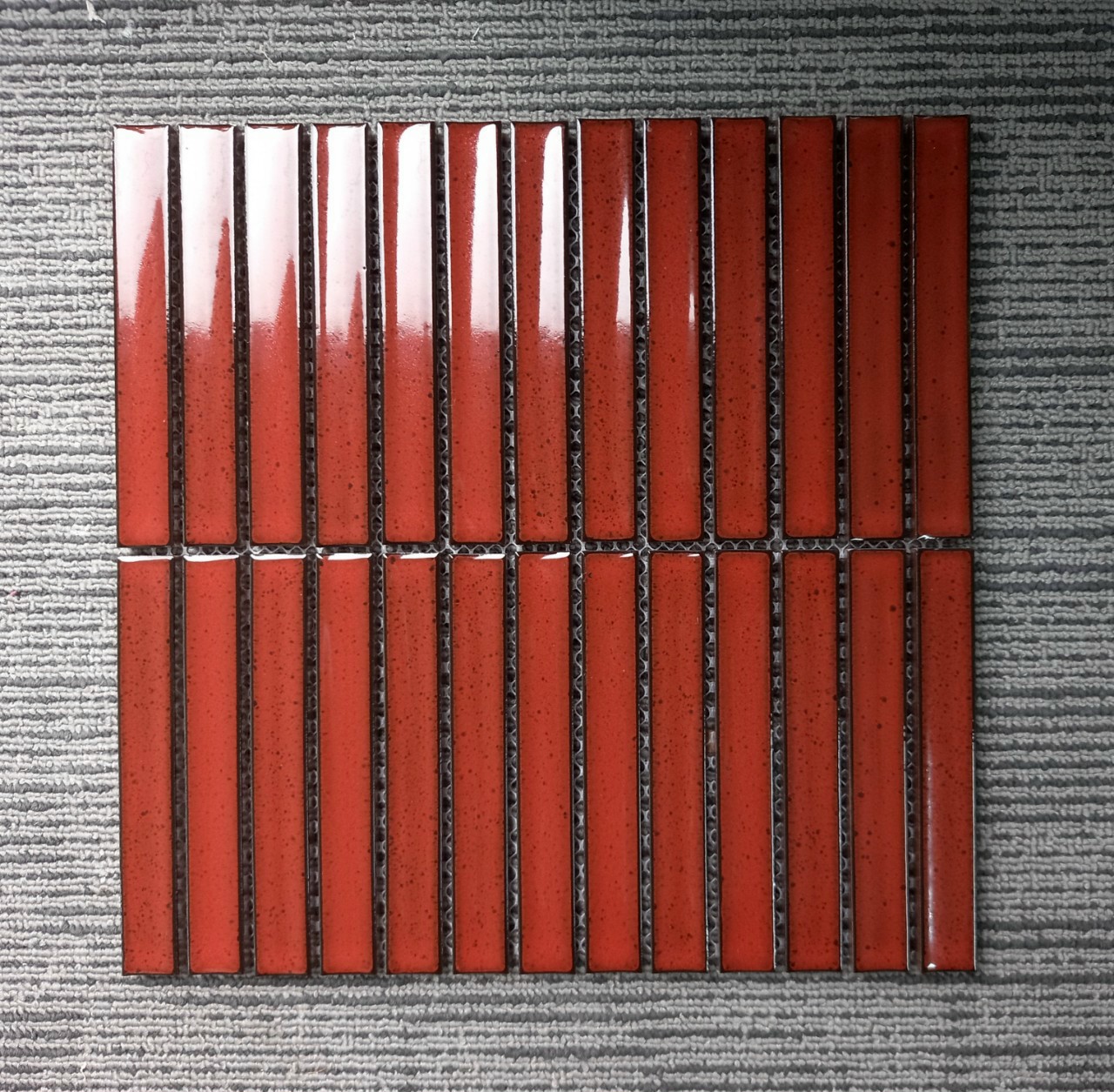 Gạch mosaic que bóng 296x299/20x145 BHTH02006 (đỏ/bóng/lõm/hạt mè)