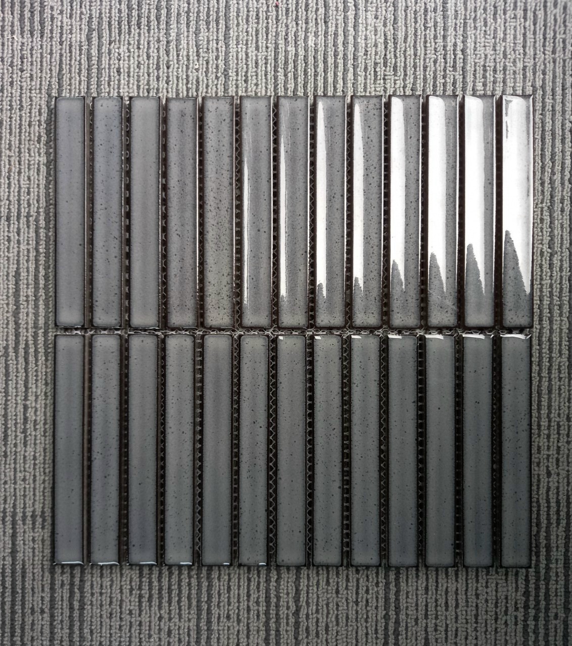Gạch mosaic que bóng 296x299/20x145 BHTH02128 (xám đậm/bóng/lõm/hạt mè)