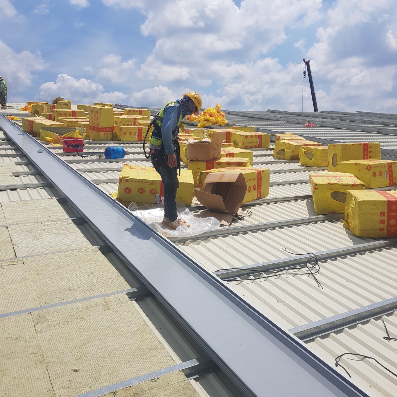 Ứng dụng cách nhiệt cho mái tôn | Insulation application for corrugated iron roofs