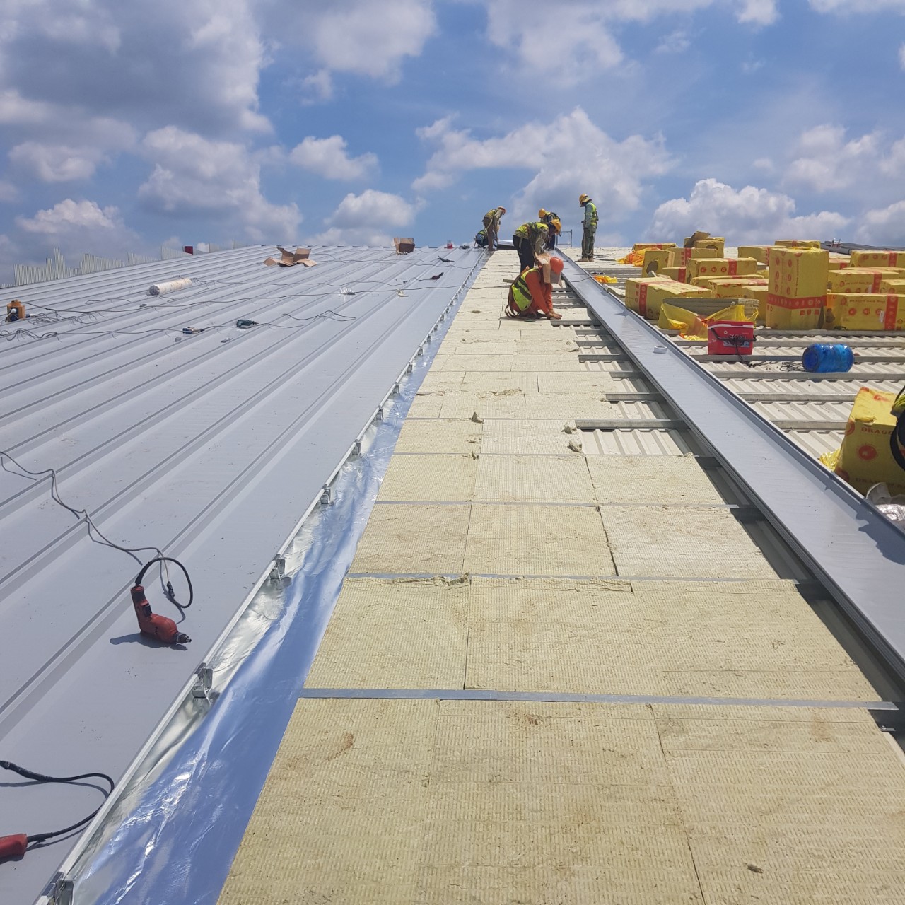 Ứng dụng cách nhiệt cho mái tôn | Insulation application for corrugated iron roofs