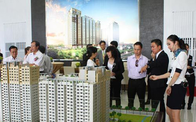 Môi giới đang tư vấn khách hàng