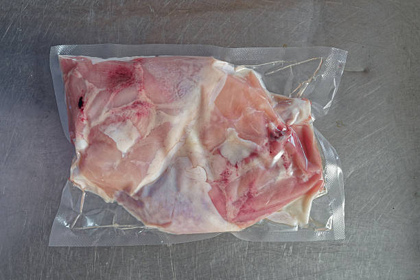 Rã đông thịt, cá bằng cách ngâm nước — Có thật sự an toàn?