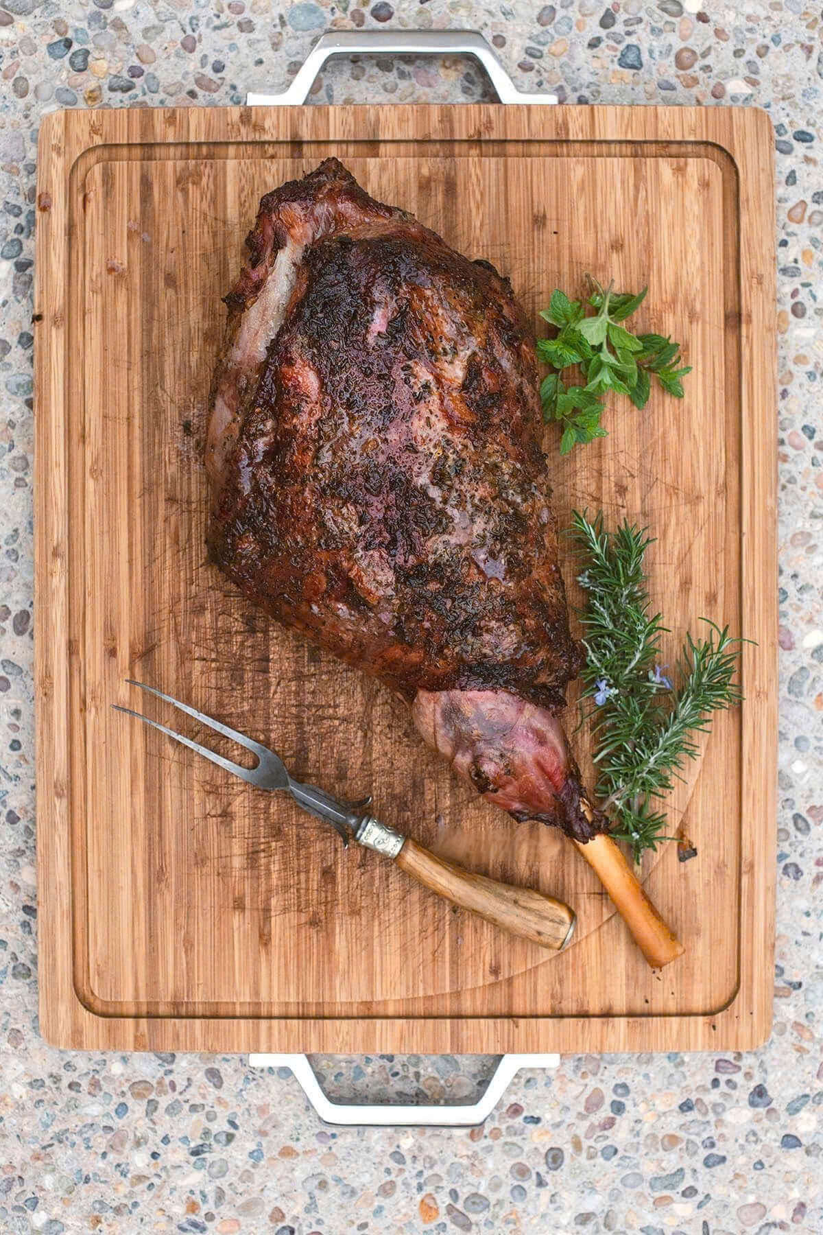 Đùi Cừu Nướng Rosemary, Bạc Hà & Tỏi – Món Ăn Sang Trọng Cho Mọi Dịp Đặc Biệt Đùi Cừu Nướng Rosemary, Bạc Hà & Tỏi – Món Ăn Sang Trọng Cho Mọi Dịp Đặc Biệt