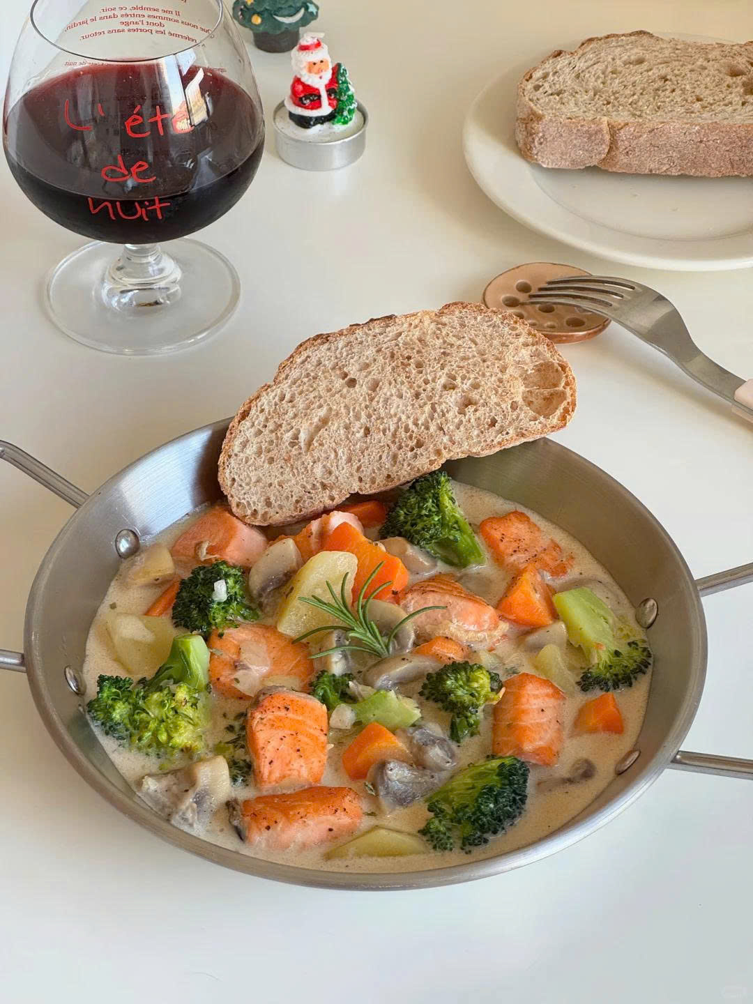 Cá Hồi Na Uy Hầm Kem Kiểu Pháp – Món Ngon Ấm Áp Cho Ngày Đông & Năm Mới