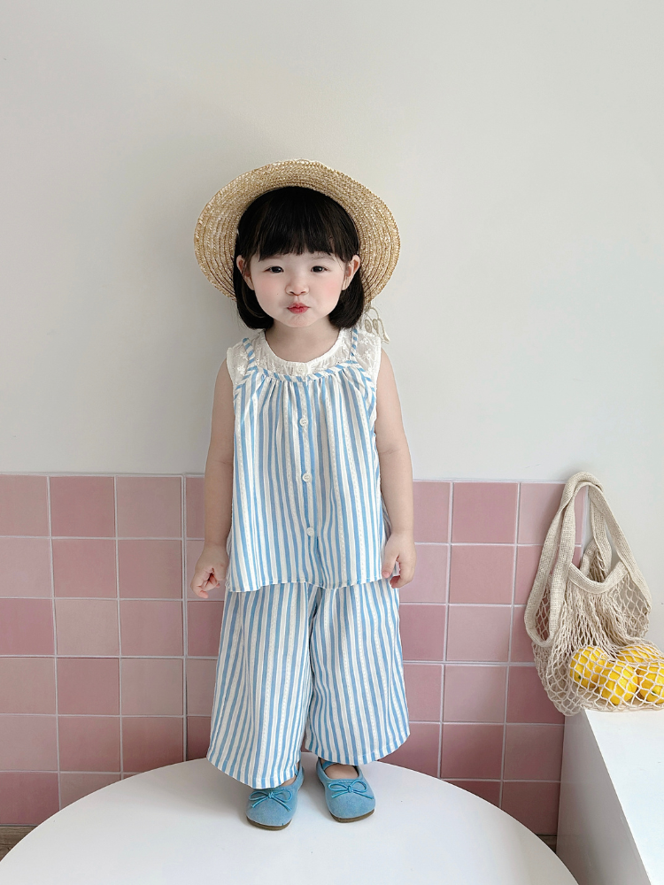Set kẻ xanh thêu áo phối ren quần suông