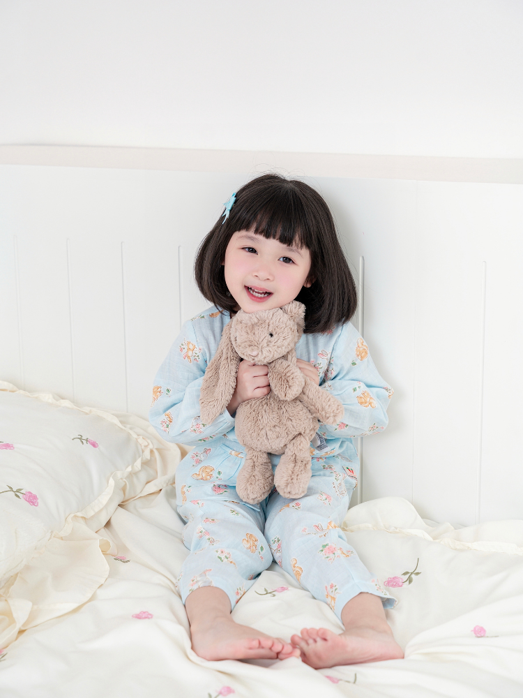 Bộ dài thỏ xám nền xanh