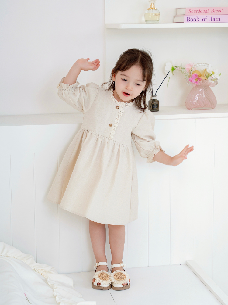 Váy tay dài cổ viền ren nẹp cúc màu be siêu xinh