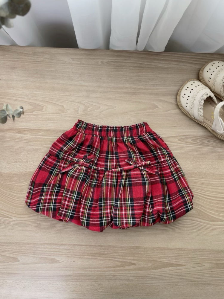 Chân váy kẻ đỏ nơ