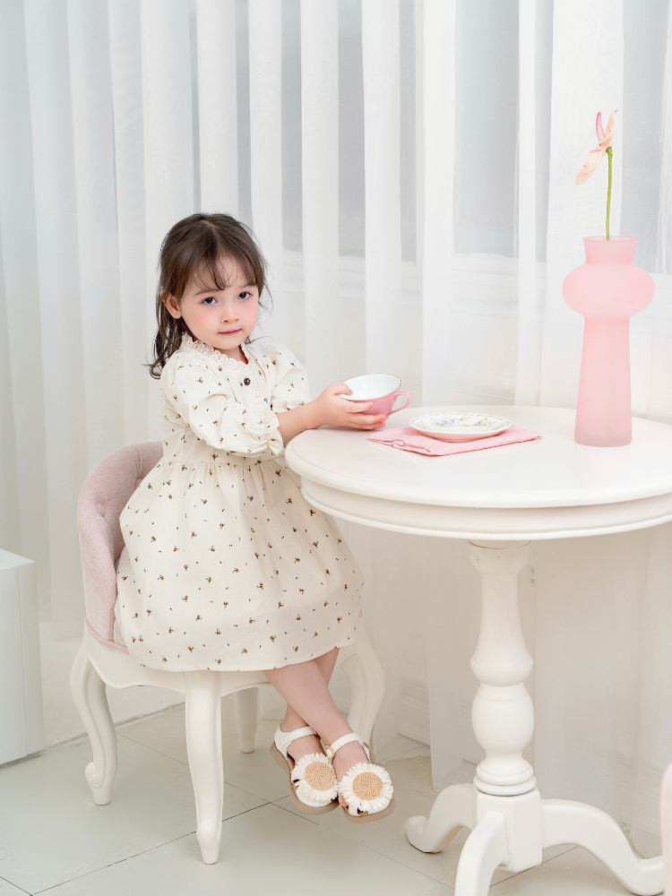 Váy hoa nhí tay dài cổ viền ren nẹp cúc