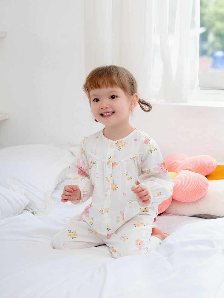 Bộ dài thỏ và hoa vàng
