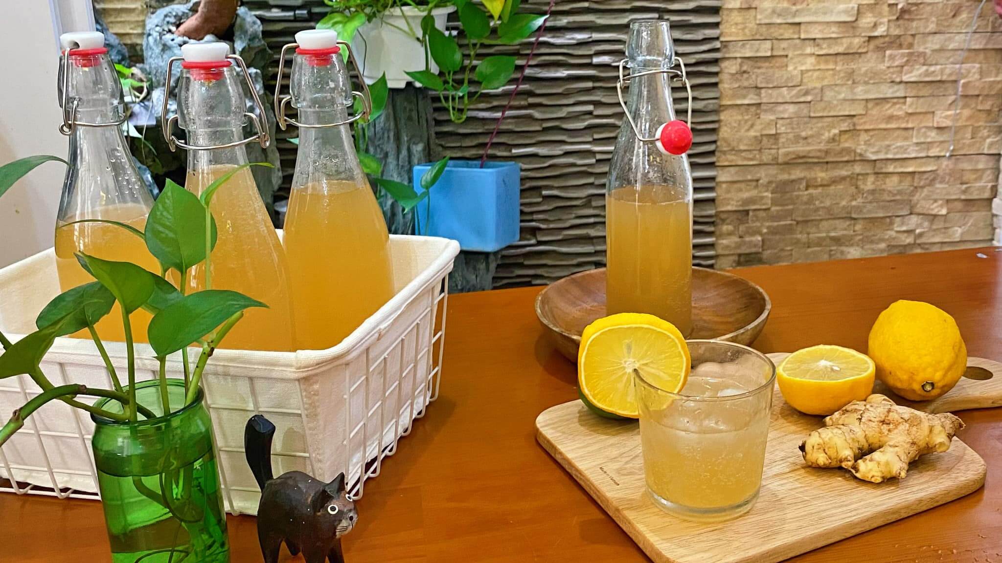 Làm nước ép trữ trong chai thủy tinh mang lên văn phòng xả stress cuối năm