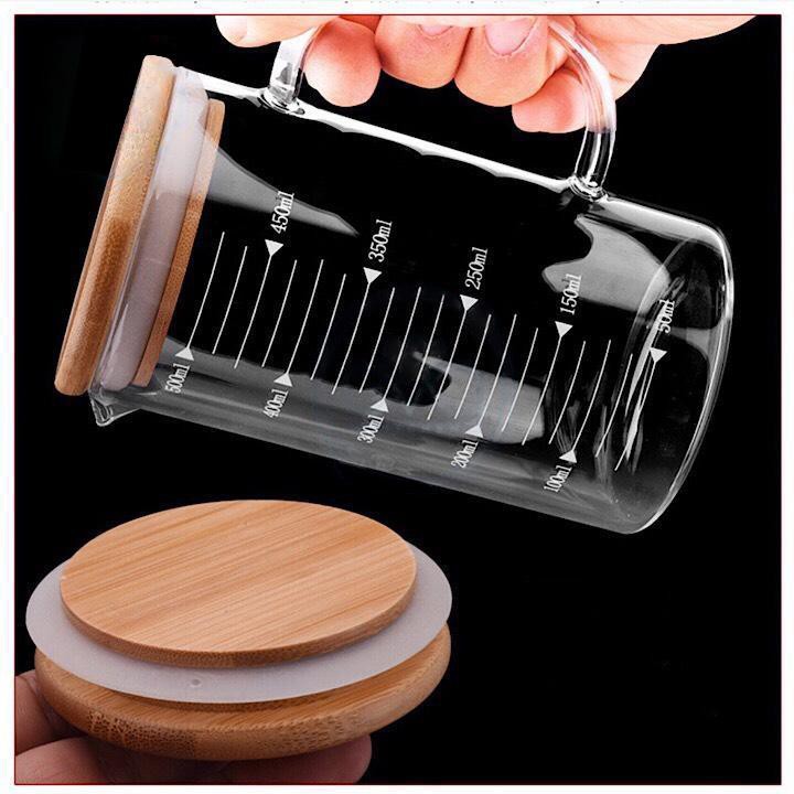 Ca lường, ly đong thủy tinh có quai 500ml nắp tre - SAPATA