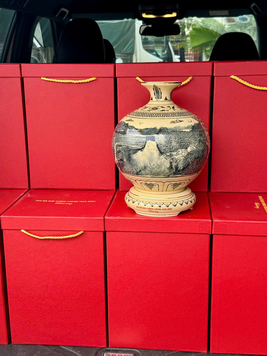 Quà Tặng Của Viettel Post Hoà Bình Cho Đại Hội Chi Bộ