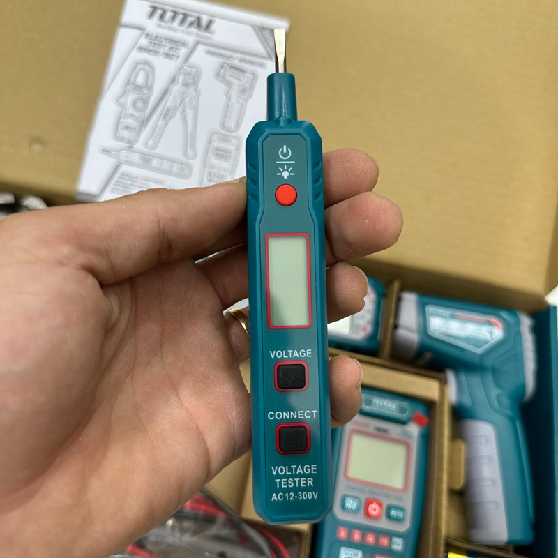 Bộ 5 dụng cụ kiểm tra điện Total TOS23026 gồm kìm tuốt dây điện, bút thử điện, ampe kìm, đồng hồ vạn năng, nhiệt kế