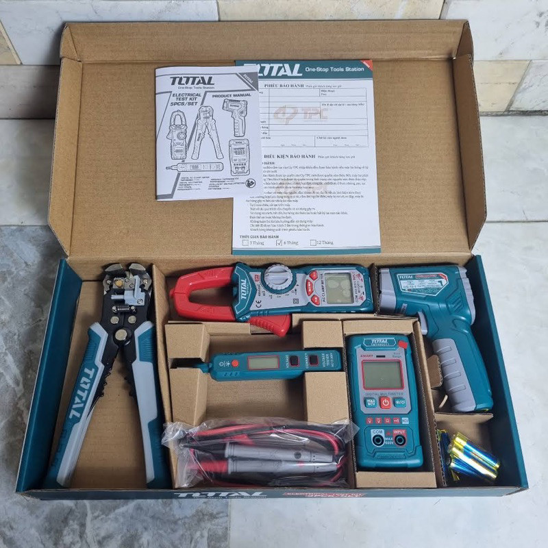 Bộ 5 dụng cụ kiểm tra điện Total TOS23026 gồm kìm tuốt dây điện, bút thử điện, ampe kìm, đồng hồ vạn năng, nhiệt kế
