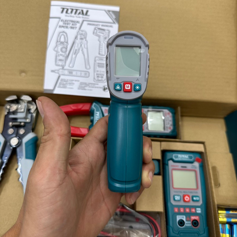 Bộ 5 dụng cụ kiểm tra điện Total TOS23026 gồm kìm tuốt dây điện, bút thử điện, ampe kìm, đồng hồ vạn năng, nhiệt kế