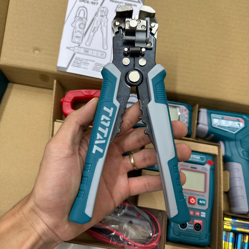 Bộ 5 dụng cụ kiểm tra điện Total TOS23026 gồm kìm tuốt dây điện, bút thử điện, ampe kìm, đồng hồ vạn năng, nhiệt kế